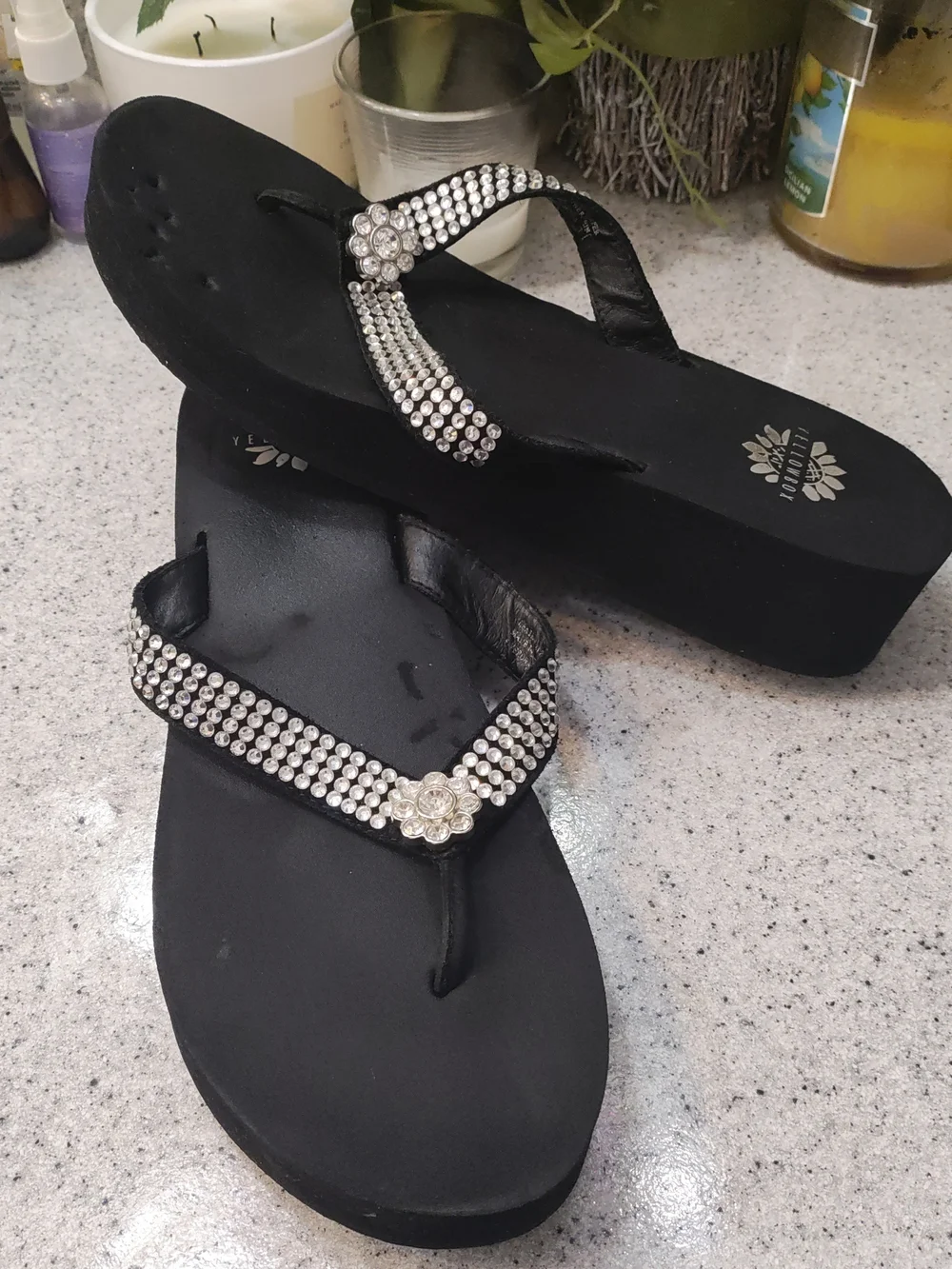 🎇✨✨✨Yellow Box Women’s Black Rhinestone 😱Thong Sandals - Picture 4 of 4